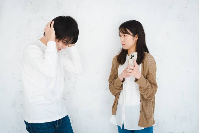 女性に問い詰められる男性