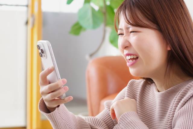 スマホ広告で嫌がる女性