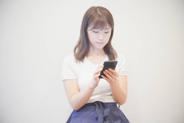 スマホを触っている女性