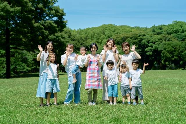 幼稚園の子供と先生