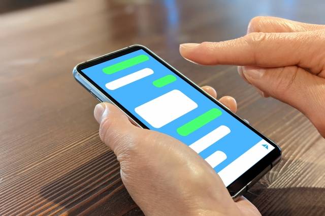 スマホでラインを見ている女性