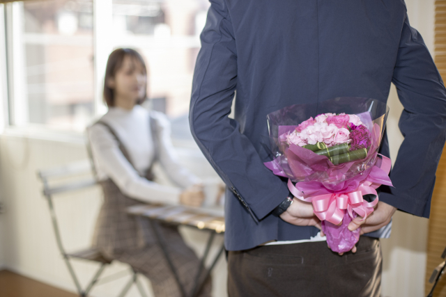 花束を持っている男性