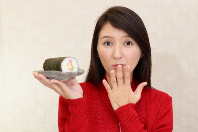 恵方巻きを食べる女性