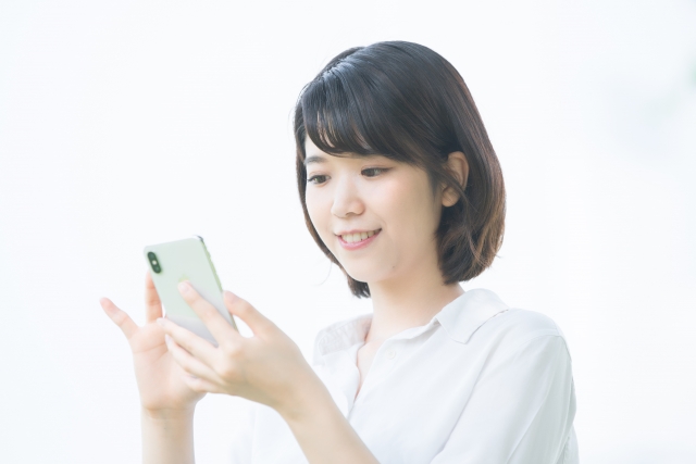 スマホを操作する女性