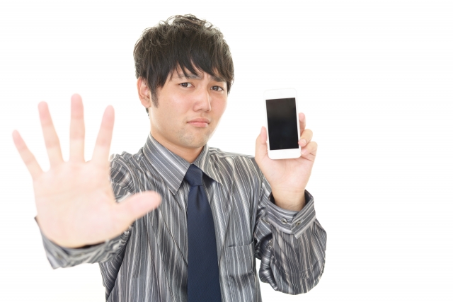 スマホを持つ男性