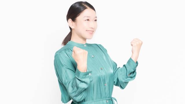 ガッツポーズをする女性