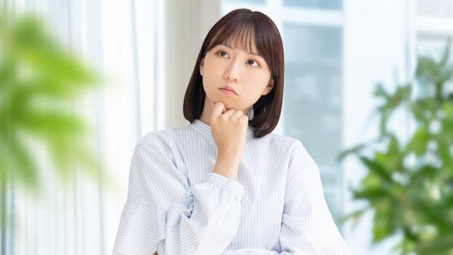 考える女性